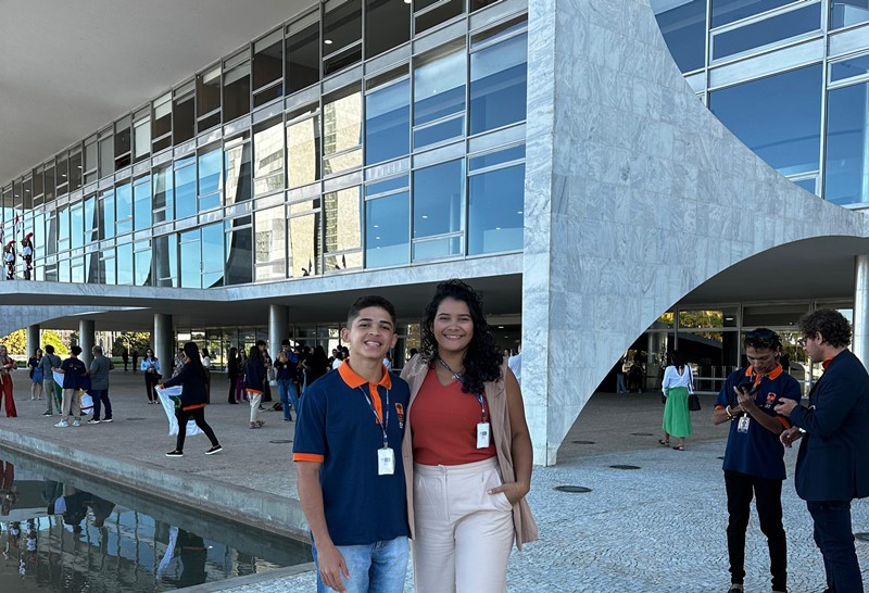 Estudante Hélio dos Santos com a professora Amanda Silva Martins